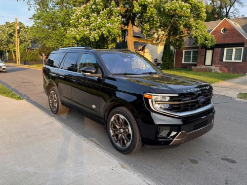 2025 Ford Expedition has trick tailgate, wide-screen display