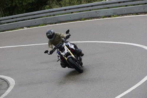 BMW R 1300 R試乗レポート｜国際試乗会で体感した最新ネイキッドバイクの進化