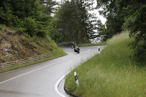 BMW R 1300 R試乗レポート｜国際試乗会で体感した最新ネイキッドバイクの進化