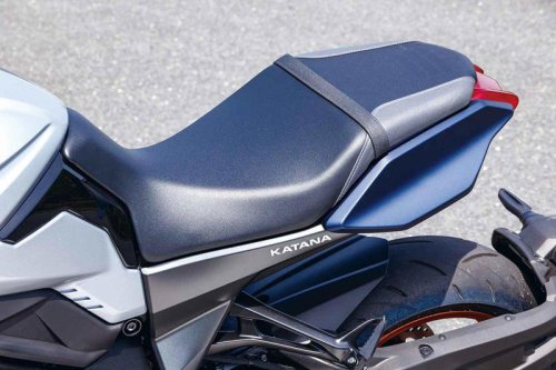 【レビュー】スズキ「KATANA」インプレ（2025年）｜独創のスタイリングと豪快なパワーを誇る現代の名刀