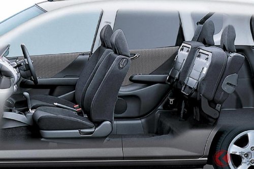 なぜ「ホンダだけ？」 他社が真似しない「センタータンクレイアウト」何が凄い？ シンプルだけど…奥が深い理由とは？ フィット・Nシリーズに採用された独自技術