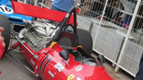 伝説のフェラーリが傷つく：写真