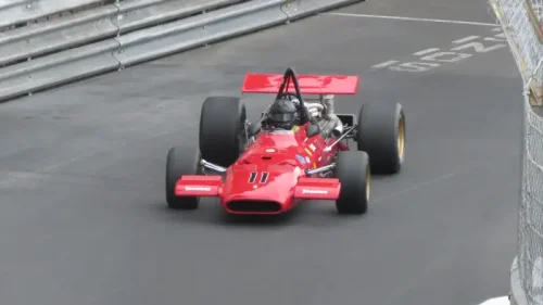 伝説のフェラーリが傷つく：写真