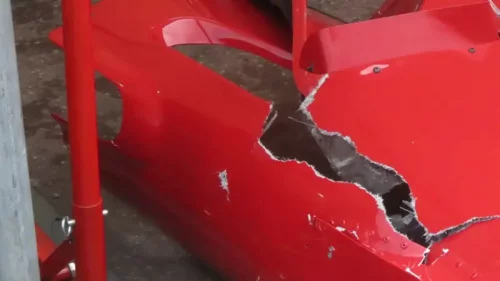 伝説のフェラーリが傷つく：写真