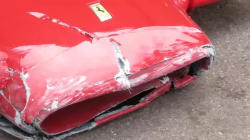 伝説のフェラーリが傷つく：写真