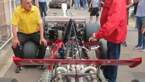 伝説のフェラーリが傷つく：写真