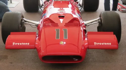 伝説のフェラーリが傷つく：写真