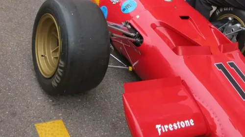 伝説のフェラーリが傷つく：写真