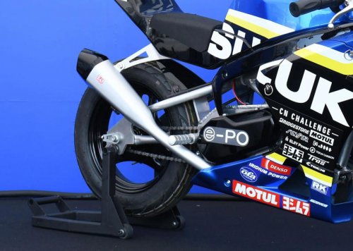 【GSX-R mini？】鈴鹿8耐で発見！ スズキ「CNチャレンジ」仕様の謎のミニバイク…コレなんですか？