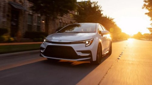 新型「カローラ」2026年型デビュー！内装デジタル化＆全車安全装備標準化で“最強の実用セダン”に進化