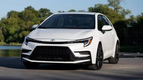 新型「カローラ」2026年型デビュー！内装デジタル化＆全車安全装備標準化で“最強の実用セダン”に進化