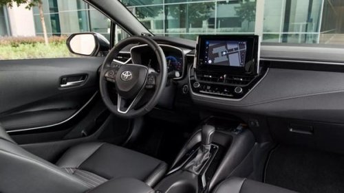 新型「カローラ」2026年型デビュー！内装デジタル化＆全車安全装備標準化で“最強の実用セダン”に進化