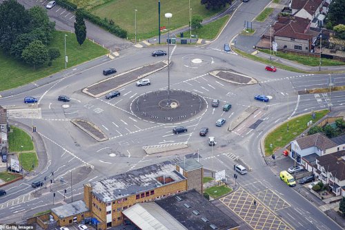Self-driving car takes on Swindon's Magic Roundabout