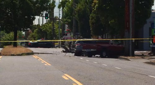 1 dead, 4 hurt after SUV drives onto sidewalk, crashes into 3 vehicles in NE Portland