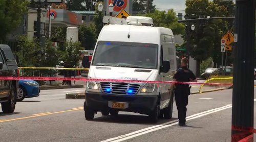 1 dead, 4 hurt after SUV drives onto sidewalk, crashes into 3 vehicles in NE Portland