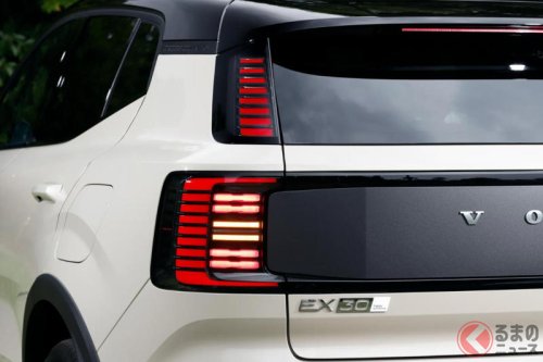 ボルボが新型「コンパクトSUV」初公開！ 地上高アップ×全長4.2m級で「めちゃ“扱いやすい”サイズ」！ ワイルド感も増した新型「EX30クロスカントリー」触れてみた印象は？