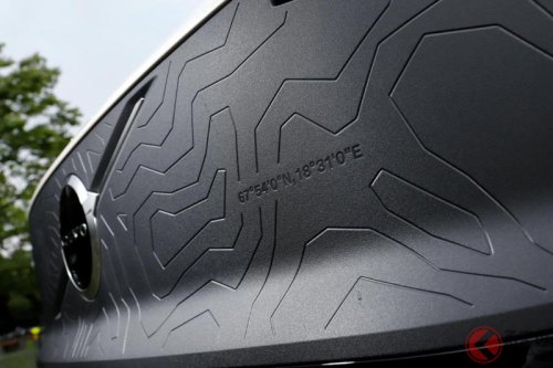 ボルボが新型「コンパクトSUV」初公開！ 地上高アップ×全長4.2m級で「めちゃ“扱いやすい”サイズ」！ ワイルド感も増した新型「EX30クロスカントリー」触れてみた印象は？