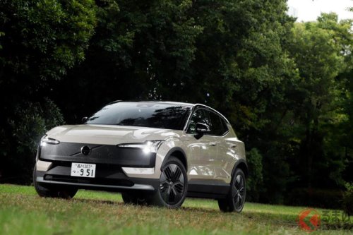 ボルボが新型「コンパクトSUV」初公開！ 地上高アップ×全長4.2m級で「めちゃ“扱いやすい”サイズ」！ ワイルド感も増した新型「EX30クロスカントリー」触れてみた印象は？