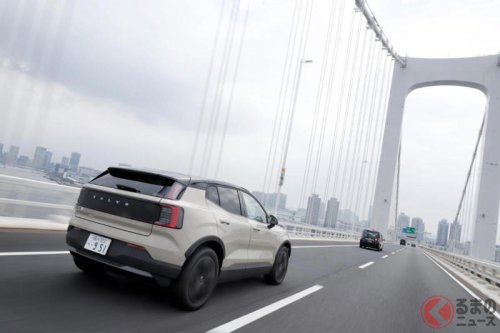 ボルボが新型「コンパクトSUV」初公開！ 地上高アップ×全長4.2m級で「めちゃ“扱いやすい”サイズ」！ ワイルド感も増した新型「EX30クロスカントリー」触れてみた印象は？