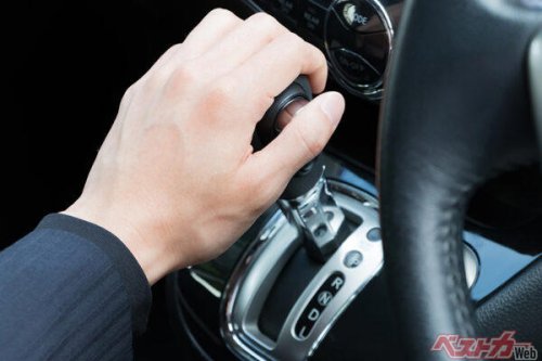 信号待ちでの「Nレンジ」は必要ナシ!! 燃費悪化や事故にも繋がる間違った「N」の使いかた