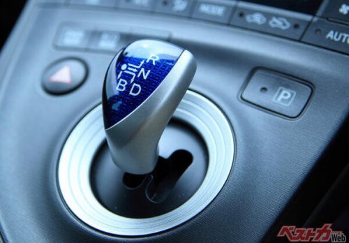 信号待ちでの「Nレンジ」は必要ナシ!! 燃費悪化や事故にも繋がる間違った「N」の使いかた