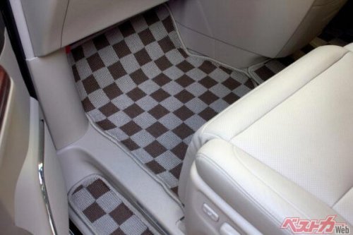 買わない人はほとんどいないのに……フロアマットが標準取り付けにならない意外な理由