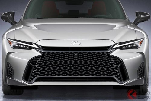 レクサス新型「IS」世界初公開！ 内外装刷新で「“新”スピンドルグリル」×“新デザイン内装”を採用！ ハンドリング＆足回りも大幅進化！ 安全性能も向上の「スポーツセダン」26年初頭に発売へ！