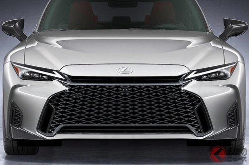レクサス新型「IS」世界初公開！ 内外装刷新で「“新”スピンドルグリル」×“新デザイン内装”を採用！ ハンドリング＆足回りも大幅進化！ 安全性能も向上の「スポーツセダン」26年初頭に発売へ！