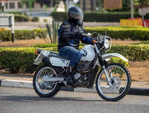 【まだまだ現役！】スズキ「DR200SE」はジェベル直系の名車！アフリカで愛され続ける理由とは？【世界でがんばる!! 日本メーカーの珍車大図鑑 Vol.12】