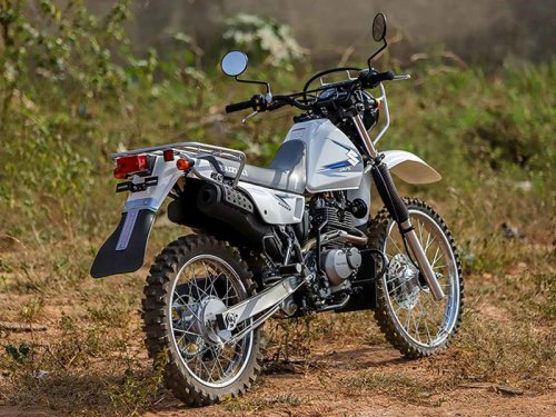 【まだまだ現役！】スズキ「DR200SE」はジェベル直系の名車！アフリカで愛され続ける理由とは？【世界でがんばる!! 日本メーカーの珍車大図鑑 Vol.12】