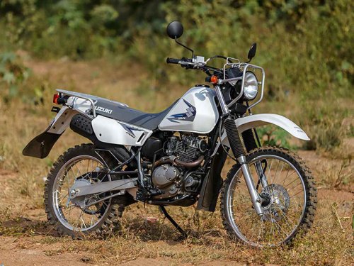 【まだまだ現役！】スズキ「DR200SE」はジェベル直系の名車！アフリカで愛され続ける理由とは？【世界でがんばる!! 日本メーカーの珍車大図鑑 Vol.12】