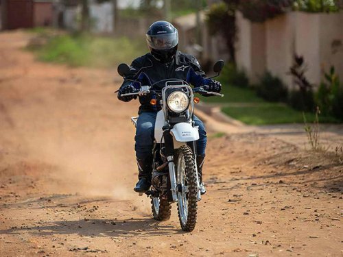 【まだまだ現役！】スズキ「DR200SE」はジェベル直系の名車！アフリカで愛され続ける理由とは？【世界でがんばる!! 日本メーカーの珍車大図鑑 Vol.12】