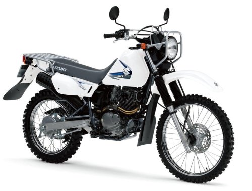 【まだまだ現役！】スズキ「DR200SE」はジェベル直系の名車！アフリカで愛され続ける理由とは？【世界でがんばる!! 日本メーカーの珍車大図鑑 Vol.12】