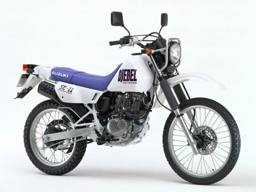 【まだまだ現役！】スズキ「DR200SE」はジェベル直系の名車！アフリカで愛され続ける理由とは？【世界でがんばる!! 日本メーカーの珍車大図鑑 Vol.12】