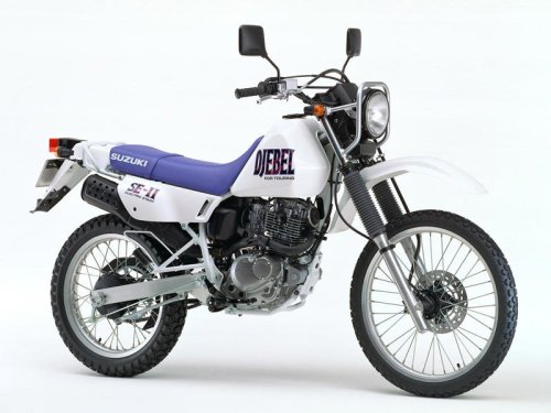 【まだまだ現役！】スズキ「DR200SE」はジェベル直系の名車！アフリカで愛され続ける理由とは？【世界でがんばる!! 日本メーカーの珍車大図鑑 Vol.12】