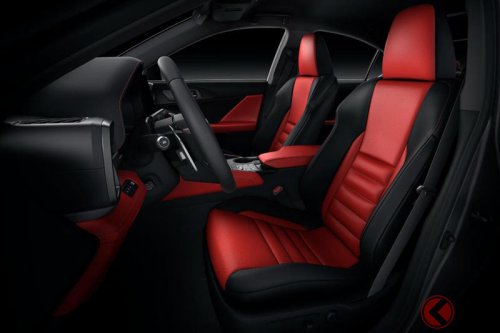 レクサス新型「IS」世界初公開！ 内外装刷新で「“新”スピンドルグリル」×“新デザイン内装”を採用！ ハンドリング＆足回りも大幅進化！ 安全性能も向上の「スポーツセダン」26年初頭に発売へ！