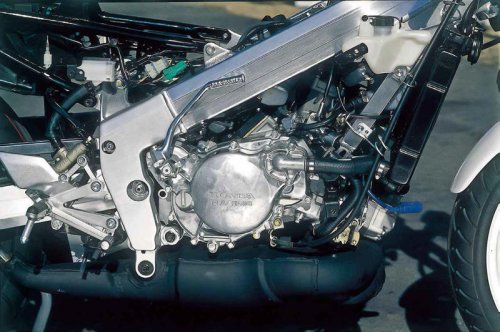 ホンダ「NSR250R」（MC18後期・1989年）を解説｜前期型の登場から約13カ月でビッグマイナーチェンジ