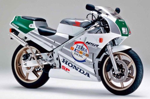 ホンダ「NSR250R」（MC18後期・1989年）を解説｜前期型の登場から約13カ月でビッグマイナーチェンジ