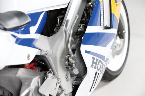 ホンダ「NSR250R」（MC21・1990年）を解説！ 2ストで初めて鈴鹿4耐を制覇｜上級グレード・SEや当時の製品カタログも掲載