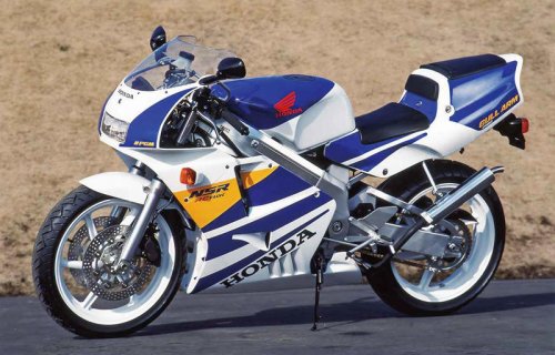 ホンダ「NSR250R」（MC21・1990年）を解説！ 2ストで初めて鈴鹿4耐を制覇｜上級グレード・SEや当時の製品カタログも掲載