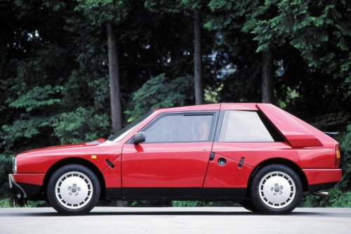 ランチアのWRCワークスマシンで唯一無冠に終わったスーパーウエポン「デルタS4」【スーパーカークロニクル・完全版／027】