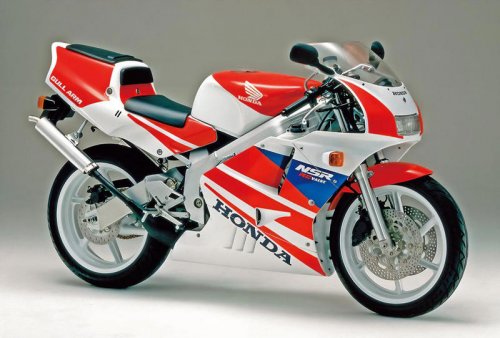 ホンダ「NSR250R」（MC21・1990年）を解説！ 2ストで初めて鈴鹿4耐を制覇｜上級グレード・SEや当時の製品カタログも掲載