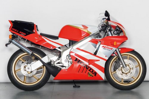 ホンダ「NSR250R SP」（MC21・1990年）を解説！ 2500台限定で登場したキャビンカラー｜1992年までに登場したSPモデルとそのカタログを掲載