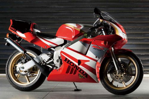 ホンダ「NSR250R SP」（MC21・1990年）を解説！ 2500台限定で登場したキャビンカラー｜1992年までに登場したSPモデルとそのカタログを掲載