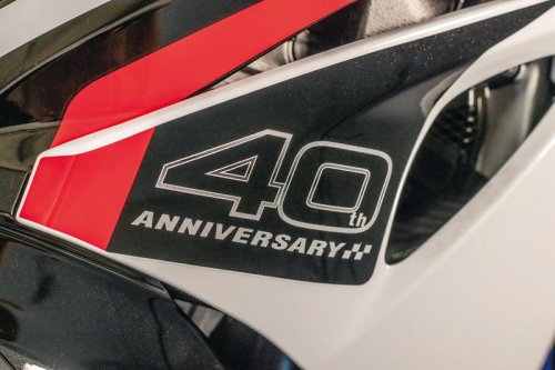 規制対応＆ウイング付きで大復活！スズキ「GSX-R1000R」40周年記念車の各部装備・ディテールに注目