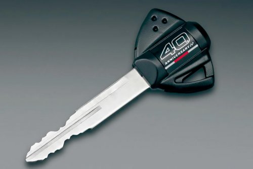 規制対応＆ウイング付きで大復活！スズキ「GSX-R1000R」40周年記念車の各部装備・ディテールに注目