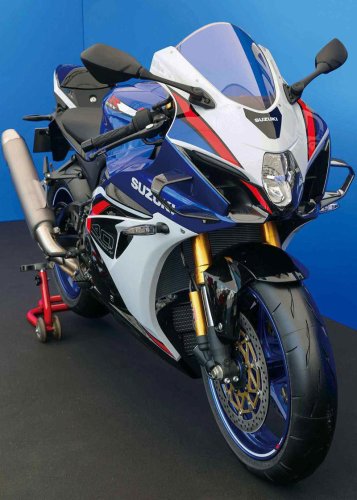 規制対応＆ウイング付きで大復活！スズキ「GSX-R1000R」40周年記念車の各部装備・ディテールに注目