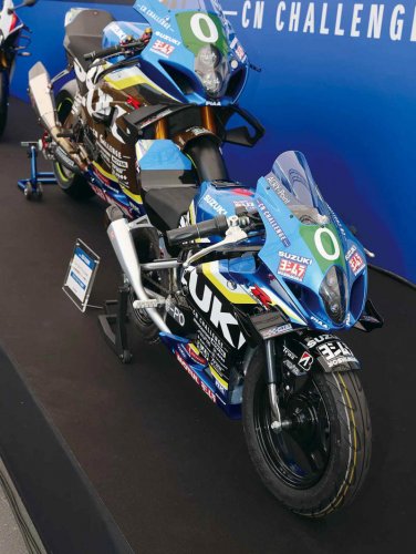 規制対応＆ウイング付きで大復活！スズキ「GSX-R1000R」40周年記念車の各部装備・ディテールに注目