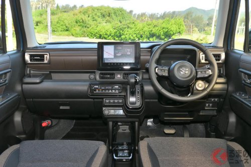 よりSUVらしく「キャラ変」したスズキ新型「クロスビー」！ カワイイ系からクールで力強いスタイルに センターコンソールが追加された理由は？ メカニズムは正常進化