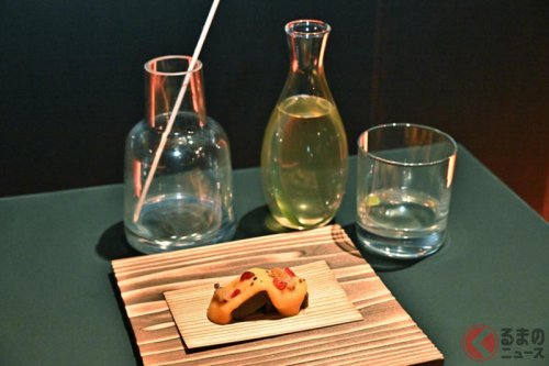 レクサス新型「流麗セダン」日本初公開！ “世界初＆メーカー初”の機能採用の「スゴイ内装」も披露！ 開発者やデザイナーが語る魅力にも注目！ 2026年春に導入される新型「ES」の楽しみ方とは？